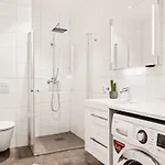 Dinbnb I Luxury With Views L Large Balcony Semesterbostad *